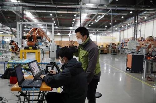 成功人士新時(shí)達(dá)cfo財(cái)務(wù)總監(jiān)李國范先生說,新時(shí)達(dá)嘉定新廠機(jī)器人生產(chǎn)機(jī)器人的生產(chǎn)線