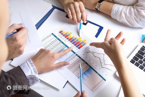 表格上的財(cái)務(wù)論文圖表