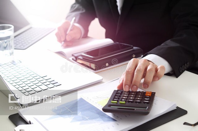 與財(cái)務(wù)部門(mén)合作的商人手關(guān)于成本和計(jì)算器businessman hand working with finances about cost and calculator