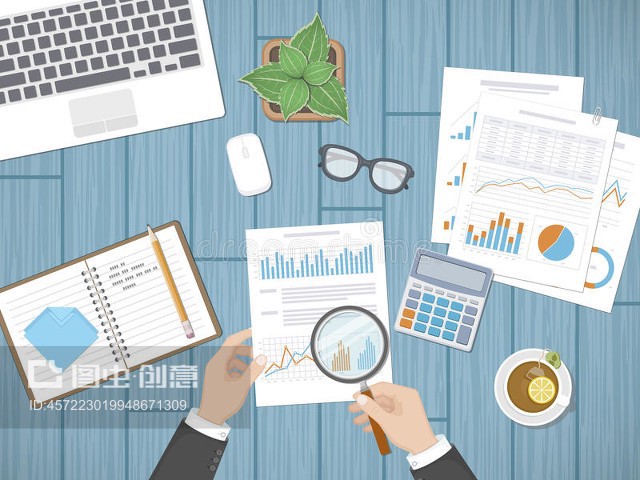 審計概念。商人審計師檢查評估財務(wù)文件。人的手用放大鏡高于圖形Auditing concepts. Businessman auditor inspects assessing financial documents. Man`s hands with magnifying glass above graphics